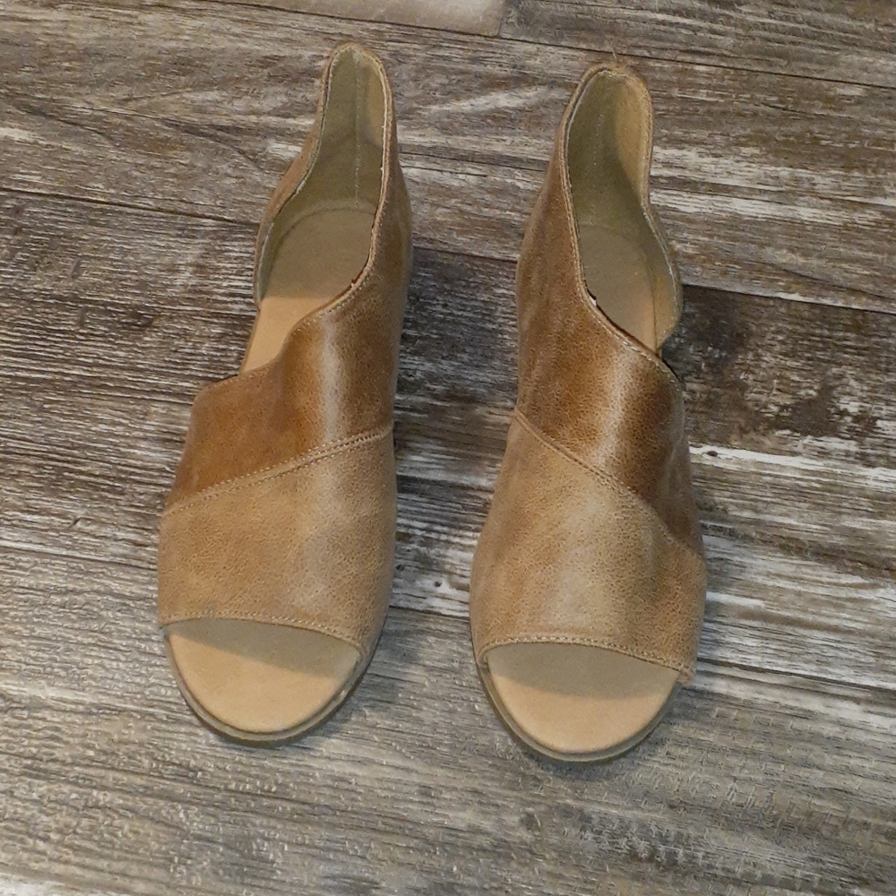 Brand new brown sandal